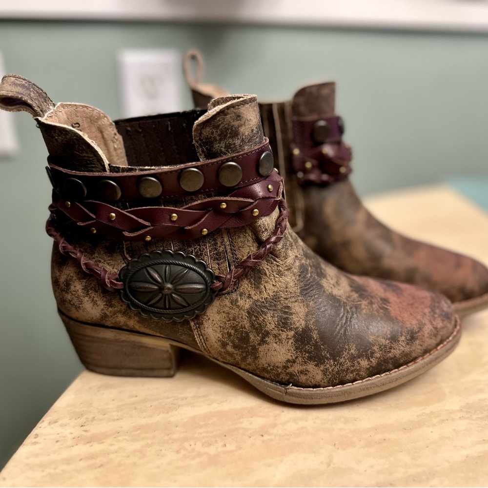 Circle G by Corral Womens Sz 7.5 Leather Harness & Studs Boots Brown Distressed